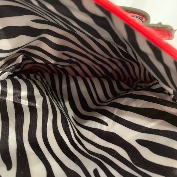 ☀️ CLEARANCE: Guess Lulin wristlet - Picture 3 of 8